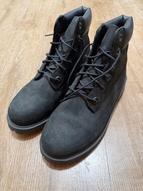 Timberland women’s Black Lace-Up Suede Boots